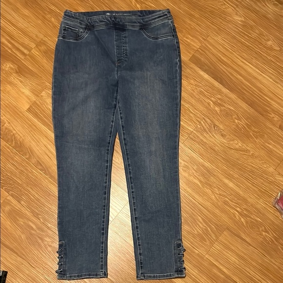 Chico's Blue girlfriend slim Jeans Elastic Waistband like new size 6. Chicos 0.5 - Picture 1 of 5